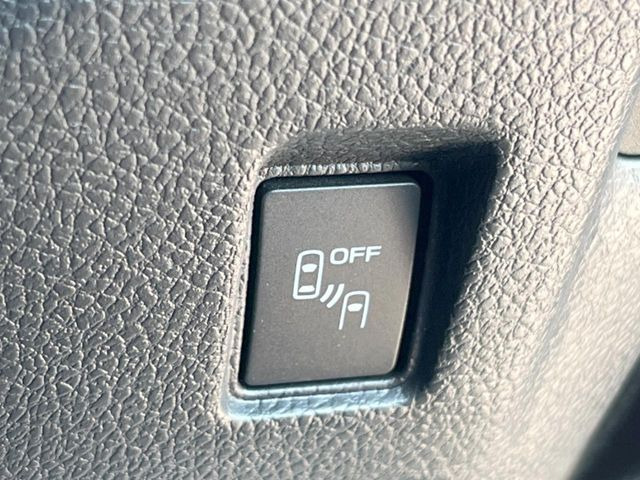 【リヤビークルディティクション】走行中、ドアミラーの死角になりやすい箇所に後続車が接近するとサイドミラー付近に警告を表示、ドライバーに注意喚起と、万一の際はハンドル操作をアシストをします。