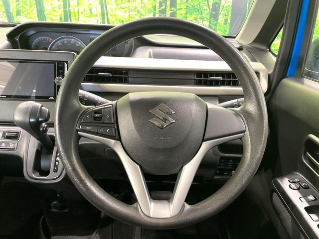 �C���e���A�ɍ��킹���f�U�C���̃X�e�A�����O�́A�^�]�������̂��Ƃ��l���A�^�]���₷���`��A�傫���ł��B�����x�A���ۂɐG���Ă��m���߂��������B