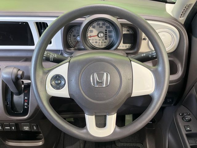 �C���e���A�ɍ��킹���f�U�C���̃X�e�A�����O�́A�^�]�������̂��Ƃ��l���A�^�]���₷���`��A�傫���ł��B�����x�A���ۂɐG���Ă��m���߂��������B