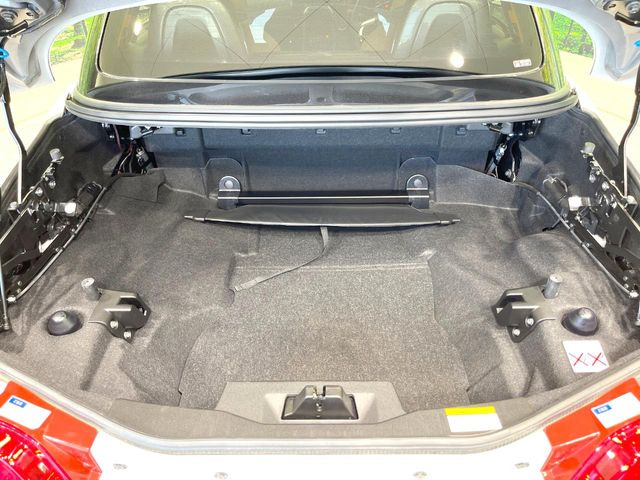 ���i�̂���������ʋ΁A���}���ɏ\���ȉ׎��X�y�[�X���m�ۂ��Ă���܂��B�Z�J���h�V�[�g��|���ƁA�傫�ȉו��̐ύڂ��\�ł���