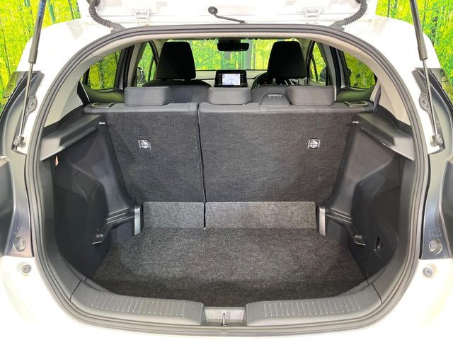 ���i�̂���������ʋ΁A���}���ɏ\���ȉ׎��X�y�[�X���m�ۂ��Ă���܂��B�Z�J���h�V�[�g��|���ƁA�傫�ȉו��̐ύڂ��\�ł���