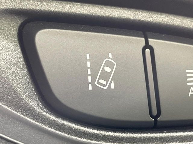 【車線逸脱警報】道路上の白(黄)線を認識し、意図せず走行中の車線からはみ出しそうになった時、メーター内の警告灯とブザーで注意喚起してくれる安心・安全機能です♪