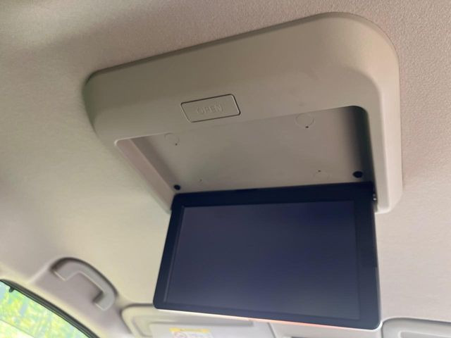 【フリップダウンモニター】大画面モニターで後席でもエンタメをお楽しみいただけます。小さなお子様にも大人気の装備です♪