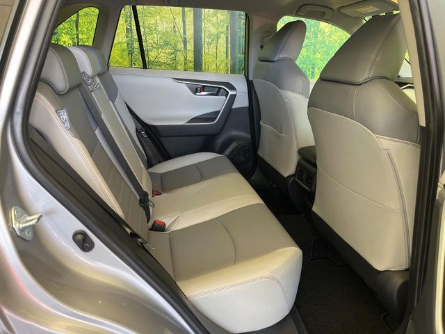 後部座席も気になるようなキズ・汚れやへたり等、大きなダメージはなく、良好な状態です。