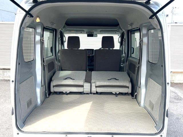 ���i�̂���������ʋ΁A���}���ɏ\���ȉ׎��X�y�[�X���m�ۂ��Ă���܂��B�Z�J���h�V�[�g��|���ƁA�傫�ȉו��̐ύڂ��\�ł���