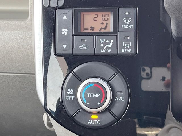 【オートエアコン】一度お好みの温度に設定すれば、車内の温度を検知し風量や温度を自動で調整。暑い&hellip;寒い&hellip;と何度もスイッチ操作をする必要はありません。快適な車内空間には必須の機能ですね♪