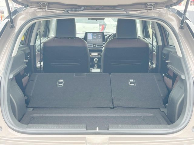 ���i�̂���������ʋ΁A���}���ɏ\���ȉ׎��X�y�[�X���m�ۂ��Ă���܂��B�Z�J���h�V�[�g��|���ƁA�傫�ȉו��̐ύڂ��\�ł���