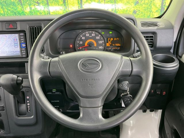 �C���e���A�ɍ��킹���f�U�C���̃X�e�A�����O�́A�^�]�������̂��Ƃ��l���A�^�]���₷���`��A�傫���ł��B�����x�A���ۂɐG���Ă��m���߂��������B