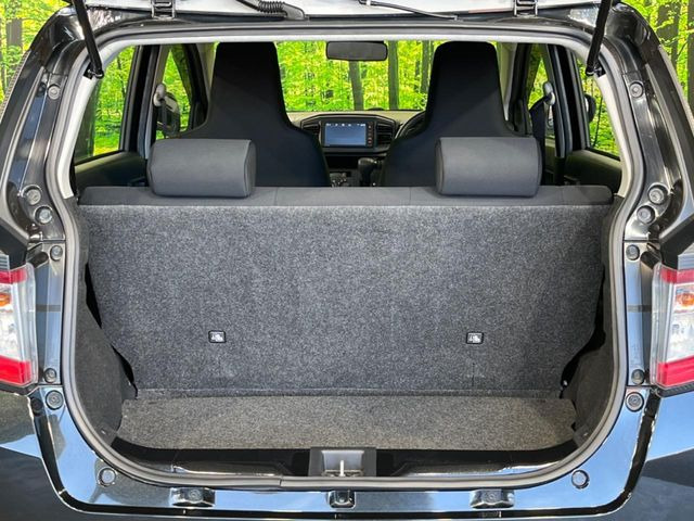 ���i�̂���������ʋ΁A���}���ɏ\���ȉ׎��X�y�[�X���m�ۂ��Ă���܂��B�Z�J���h�V�[�g��|���ƁA�傫�ȉו��̐ύڂ��\�ł���