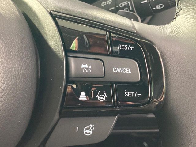 【アダプティブクルーズコントロール】高速道路での長距離走行が楽に!!自動で速度を保つクルーズコントロールが、衝突軽減システムと連携し、前方の車両を感知して車間を保つように速度調節してくれます!!