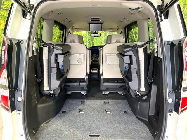 ラゲッジルームは、大容量のスペースを確保。普段のお買い物からレジャーまで、幅広く活躍してくれます!また、リアシートを倒すことでバリエーション豊かにお使いいただけます。