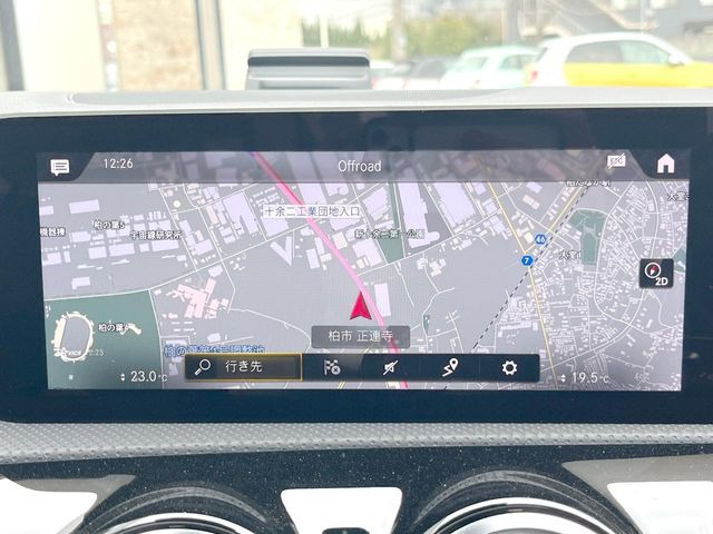 ��MercedesBenz�����i�r:��̊��̂���i�r�́A����������ԓ������o���Ă���܂��BBluetooth�Đ��ȂǃI�[�f�B�I�@�\���[�����Ă���܂��̂ŁA�^�]�����y���߂܂���