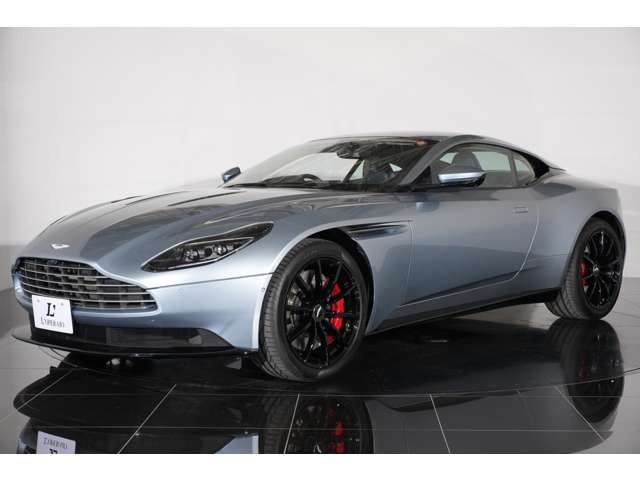 �X�J�C�t�H�[���V���o�[�͉f��007�ɂ��Ȃ񂾂��F�ƂȂ��Ă���A��荞�񂾎p�͂܂��ɉp���a�m���Ȃ���̋C���𖡂킦�܂��B