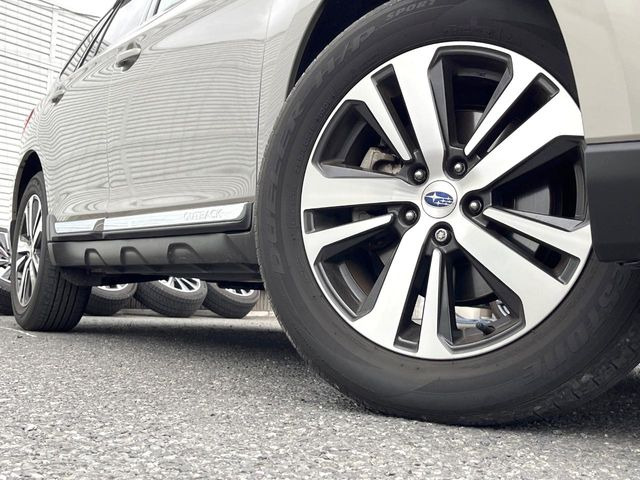 �y�����A���~�z�C�[���z�O�ςɃ}�b�`���������A���~�z�C�[���𑕒����Ă���܂��B�e��ЊO�A���~�z�C�[����A�X�^�b�h���X�^�C�����戵�����Ă���܂��B���񂲑��k����������