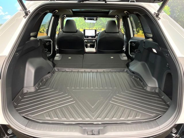 ���i�̂���������ʋ΁A���}���ɏ\���ȉ׎��X�y�[�X���m�ۂ��Ă���܂��B�Z�J���h�V�[�g��|���ƁA�傫�ȉו��̐ύڂ��\�ł���