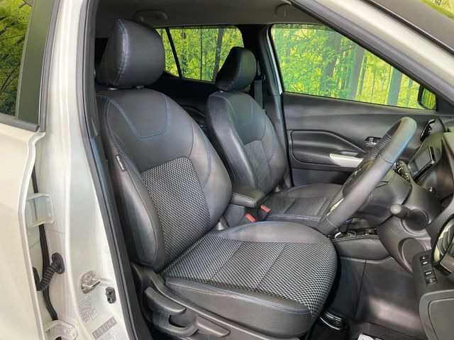 【ハーフレザーシート】高級感と座り心地を両立した人気のシート♪背面・座面のファブリック素材は、通気性の良さや滑りにくさに優れています。気温や服装に左右されず快適にお乗りいただけます。