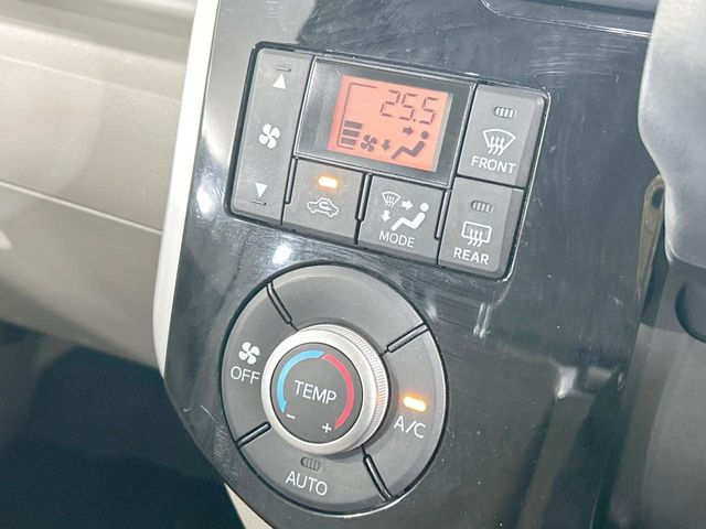 【オートエアコン】一度お好みの温度に設定すれば、車内の温度を検知し風量や温度を自動で調整。暑い&hellip;寒い&hellip;と何度もスイッチ操作をする必要はありません。快適な車内空間には必須の機能ですね♪