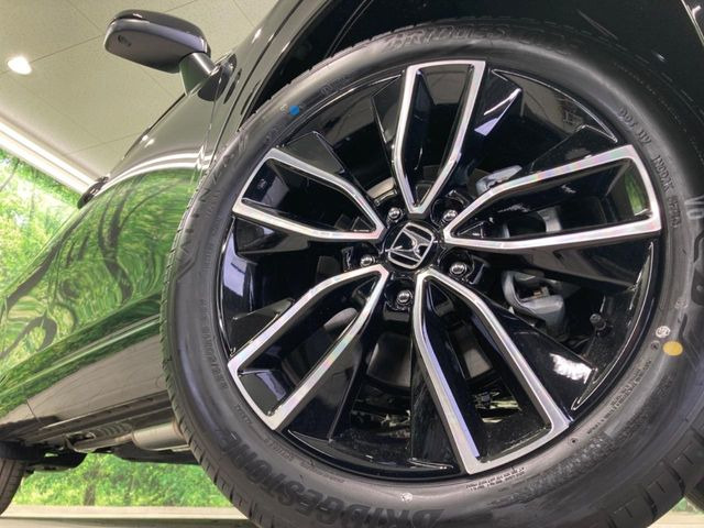 【純正18インチアルミホイール】外観にマッチした純正アルミホイールを装着しております。各種社外アルミホイールや、スタッドレスタイヤも取扱いしております。是非ご相談くださ