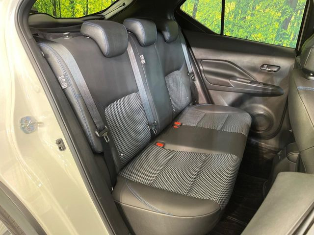 後部座席も気になるようなキズ・汚れやへたり等、大きなダメージはなく、良好な状態です。