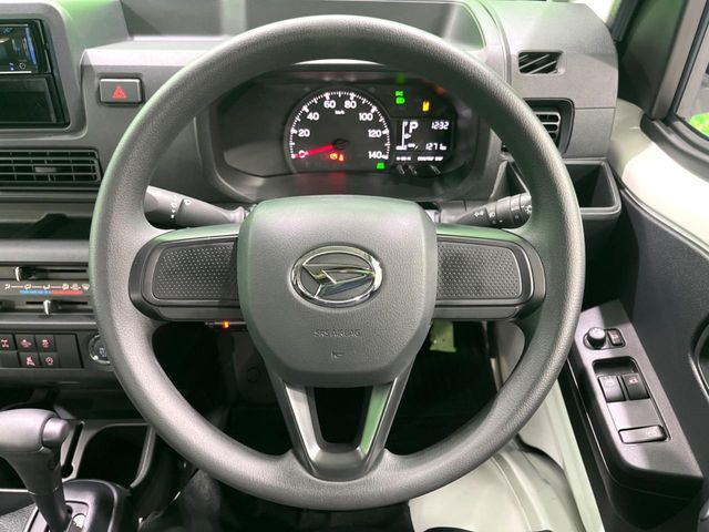 �C���e���A�ɍ��킹���f�U�C���̃X�e�A�����O�́A�^�]�������̂��Ƃ��l���A�^�]���₷���`��A�傫���ł��B�����x�A���ۂɐG���Ă��m���߂��������B