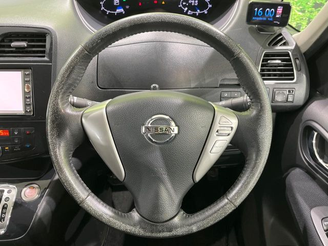 �C���e���A�ɍ��킹���f�U�C���̃X�e�A�����O�́A�^�]�������̂��Ƃ��l���A�^�]���₷���`��A�傫���ł��B�����x�A���ۂɐG���Ă��m���߂��������B