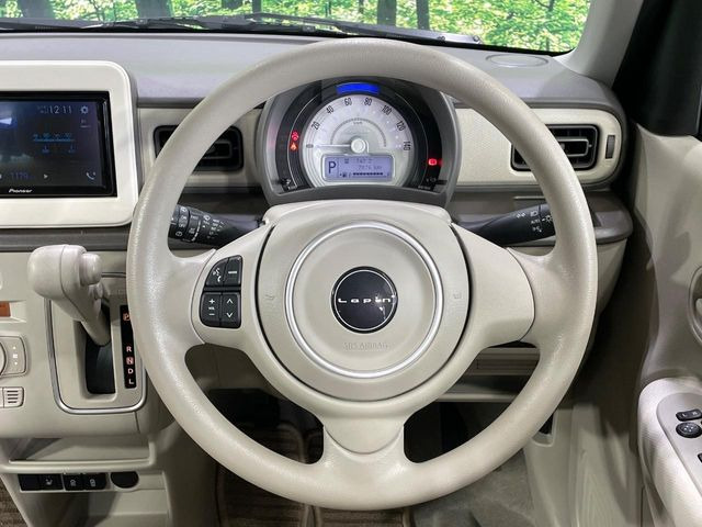 �C���e���A�ɍ��킹���f�U�C���̃X�e�A�����O�́A�^�]�������̂��Ƃ��l���A�^�]���₷���`��A�傫���ł��B�����x�A���ۂɐG���Ă��m���߂��������B