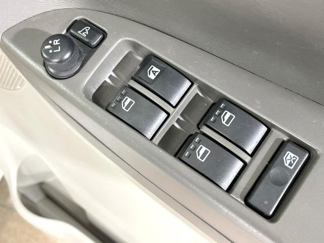 【電動格納ミラー】サイドミラーは電動格納式となっており、狭い駐車場でもキズがつくリスクを抑えられます。