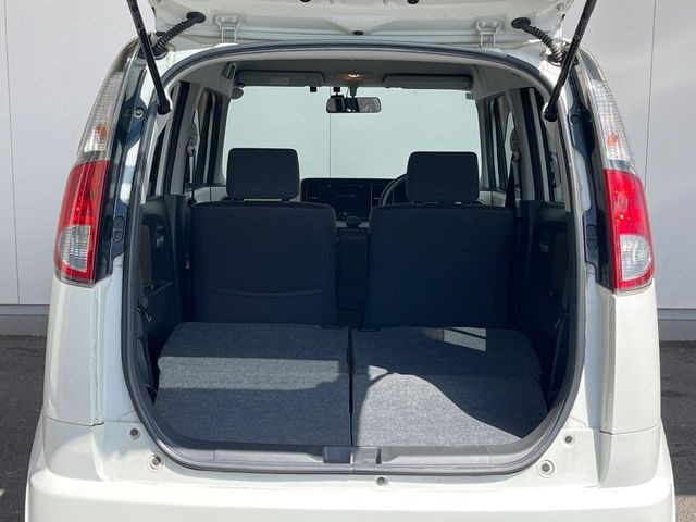 ���i�̂���������ʋ΁A���}���ɏ\���ȉ׎��X�y�[�X���m�ۂ��Ă���܂��B�Z�J���h�V�[�g��|���ƁA�傫�ȉו��̐ύڂ��\�ł���