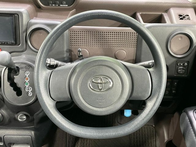 �C���e���A�ɍ��킹���f�U�C���̃X�e�A�����O�́A�^�]�������̂��Ƃ��l���A�^�]���₷���`��A�傫���ł��B�����x�A���ۂɐG���Ă��m���߂��������B