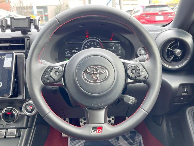 �y�����v�����X�e�A�����O�z�㎿�Ȋv���g�p���邱�ƂŁA��ɂ����������݂ƂĂ��^�]���₷���n���h���ł���