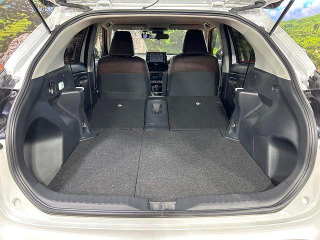 ���i�̂���������ʋ΁A���}���ɏ\���ȉ׎��X�y�[�X���m�ۂ��Ă���܂��B�Z�J���h�V�[�g��|���ƁA�傫�ȉו��̐ύڂ��\�ł���