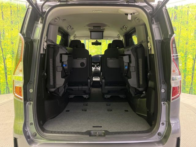 ���i�̂���������ʋ΁A���}���ɏ\���ȉ׎��X�y�[�X���m�ۂ��Ă���܂��B�Z�J���h�V�[�g��|���ƁA�傫�ȉו��̐ύڂ��\�ł���