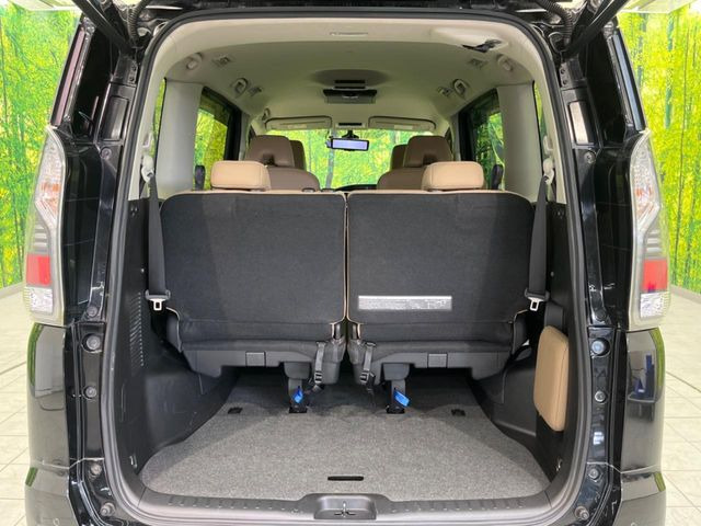 ���i�̂���������ʋ΁A���}���ɏ\���ȉ׎��X�y�[�X���m�ۂ��Ă���܂��B�T�[�h�V�[�g��|���ƁA�傫�ȉו��̐ύڂ��\�ł���