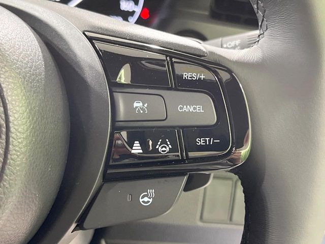 【アダプティブクルーズコントロール】高速道路での長距離走行が楽に!!自動で速度を保つクルーズコントロールが、衝突軽減システムと連携し、前方の車両を感知して車間を保つように速度調節してくれます!!