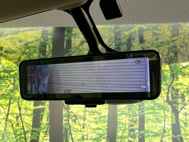 【インテリジェントルームミラー】後席の大きな荷物や同乗者で後方が確認しづらい時でも安心!カメラが撮影した車両後方の映像をルームミラー内に表示。クリアな視界で状況の確認が可能です!