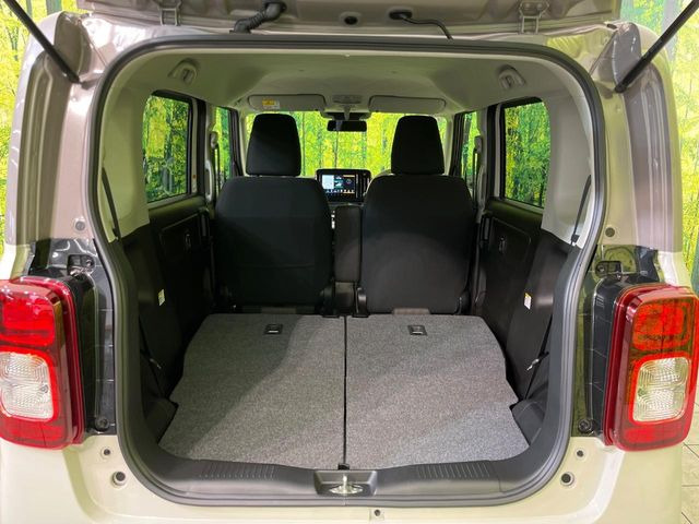 ラゲッジルームは、大容量のスペースを確保。普段のお買い物からレジャーまで、幅広く活躍してくれます!また、リアシートを倒すことでバリエーション豊かにお使いいただけます。