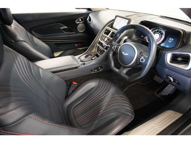 �u���[�w�C�Y�̃��U�[�Ƀ��b�h�X�e�b�`���҂ݍ��܂�Ă���܂��B�A�X�g���}�[�e�B���Ȃ�ł͂̏㎿�ȋ�Ԃł��B