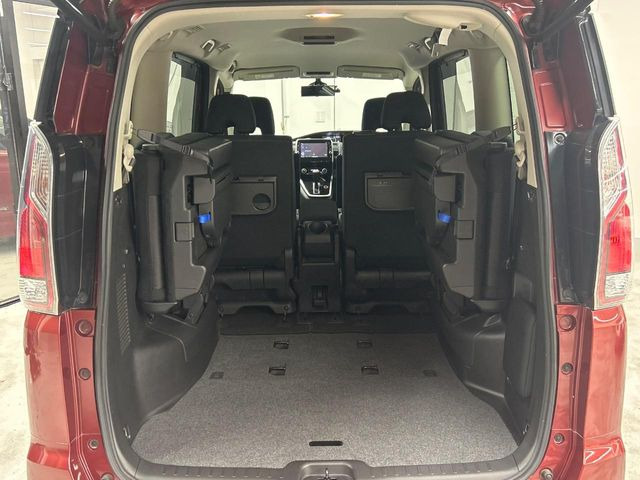 ���i�̂���������ʋ΁A���}���ɏ\���ȉ׎��X�y�[�X���m�ۂ��Ă���܂��B�Z�J���h�V�[�g��|���ƁA�傫�ȉו��̐ύڂ��\�ł���