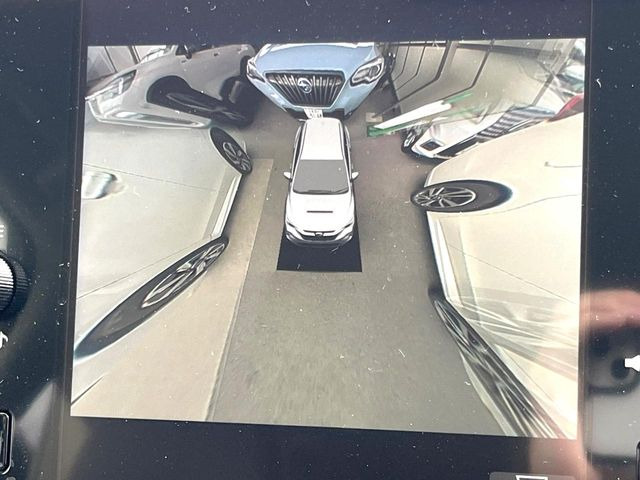 【マルチテレインモニター】車のフロントやサイドのカメラ画像を同時にモニター表示することで、悪路や狭い道を走行時でも周囲の状況確認ができ安心!本格SUVにうれしい装備です♪