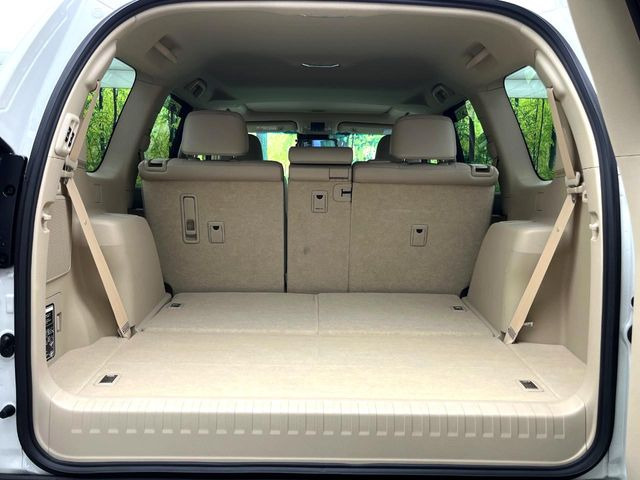 ���i�̂���������ʋ΁A���}���ɏ\���ȉ׎��X�y�[�X���m�ۂ��Ă���܂��B�Z�J���h�V�[�g��|���ƁA�傫�ȉו��̐ύڂ��\�ł���