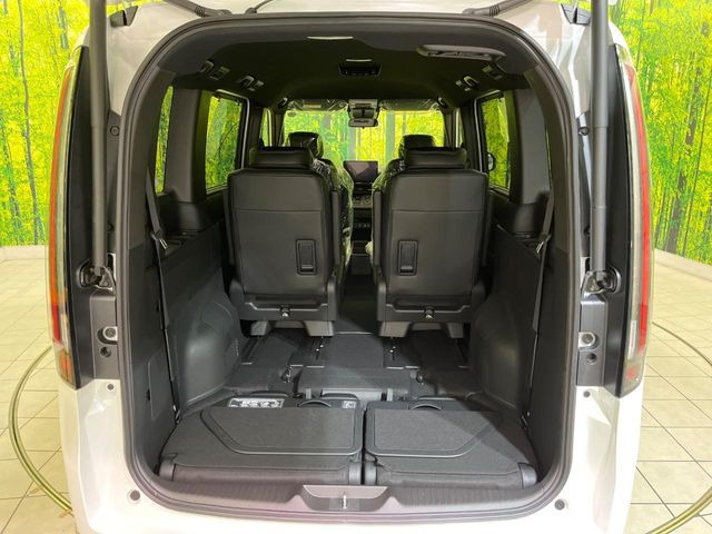 ���i�̂���������ʋ΁A���}���ɏ\���ȉ׎��X�y�[�X���m�ۂ��Ă���܂��B�Z�J���h�V�[�g��|���ƁA�傫�ȉו��̐ύڂ��\�ł���