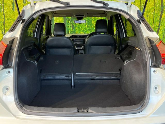 後席を格納すると、これだけの広さが!シーンに合わせたシートアレンジで、大きな荷物も積むことが出来ます♪