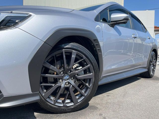 �y����18�C���`�A���~�z�C�[���z�O�ςɃ}�b�`���������A���~�z�C�[���𑕒����Ă���܂��B�e��ЊO�A���~�z�C�[����A�X�^�b�h���X�^�C�����戵�����Ă���܂��B���񂲑��k����������