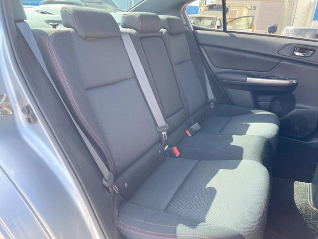 後部座席も気になるようなキズ・汚れやへたり等、大きなダメージはなく、良好な状態です。