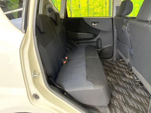 後部座席も気になるようなキズ・汚れやへたり等、大きなダメージはなく、良好な状態です。