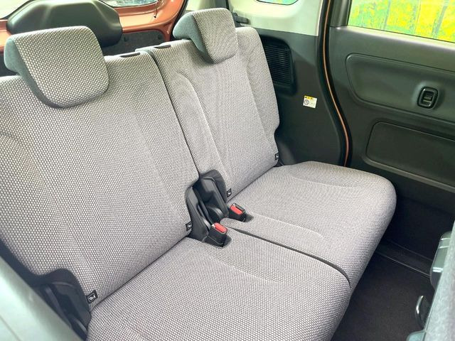 後部座席も気になるようなキズ・汚れやへたり等、大きなダメージはなく、良好な状態です。