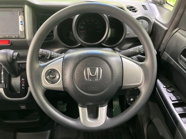 �C���e���A�ɍ��킹���f�U�C���̃X�e�A�����O�́A�^�]�������̂��Ƃ��l���A�^�]���₷���`��A�傫���ł��B�����x�A���ۂɐG���Ă��m���߂��������B