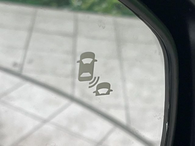 【ブラインドスポットインフォメーション】走行中、ドアミラーの死角になりやすい箇所に後続車が接近するとサイドミラー付近に警告を表示、ドライバーに注意喚起をしてくれます。