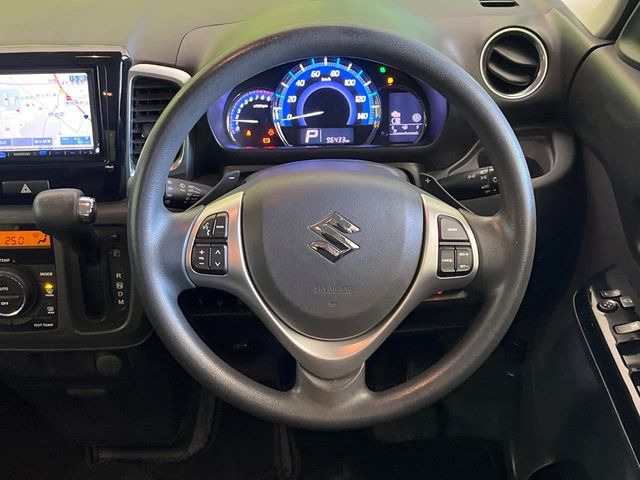 �C���e���A�ɍ��킹���f�U�C���̃X�e�A�����O�́A�^�]�������̂��Ƃ��l���A�^�]���₷���`��A�傫���ł��B�����x�A���ۂɐG���Ă��m���߂��������B