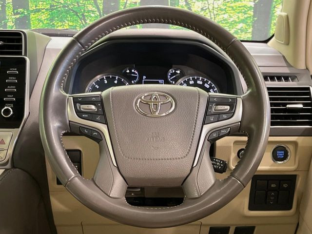 �C���e���A�ɍ��킹���f�U�C���̃X�e�A�����O�́A�^�]�������̂��Ƃ��l���A�^�]���₷���`��A�傫���ł��B�����x�A���ۂɐG���Ă��m���߂��������B